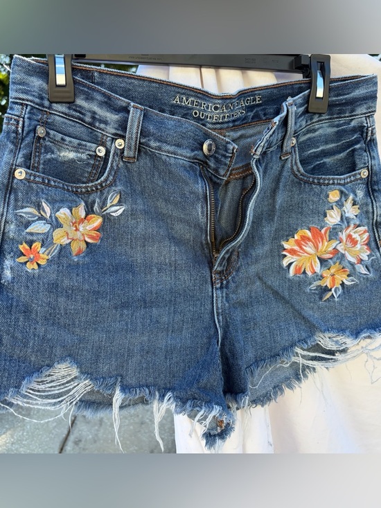 American Eagle Floral Embroidered Denim Cutoff Shorts Size 10 Distressed - Picture 5 of 5